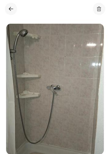 une douche avec pommeau de douche dans une salle de bain dans l'établissement A la grande conque, au Cap d'Agde