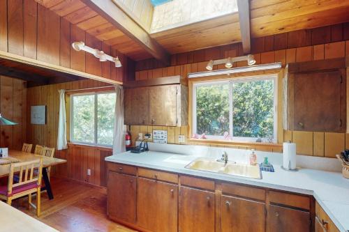 Η κουζίνα ή μικρή κουζίνα στο Shore Pines Retreat