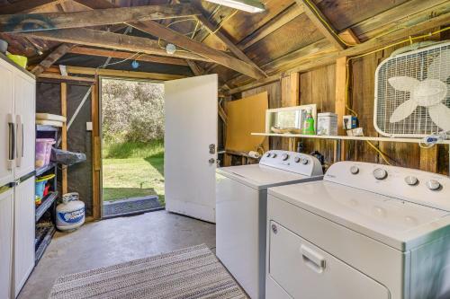 Fotografie z fotogalerie ubytování 2 Blocks to Beach Dog-Friendly Oceano Cottage v destinaci Oceano