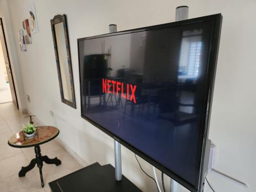 TV a/nebo společenská místnost v ubytování Altos de Tambora Hermoso Apartamento Central