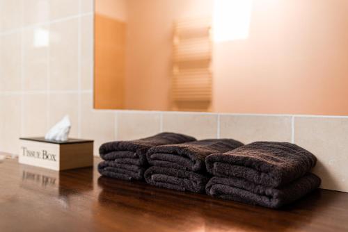 une pile de serviettes posée sur une table dans une salle de bain dans l'établissement Grand logement 2 ch hyper-centre calme Wifi, à Saumur