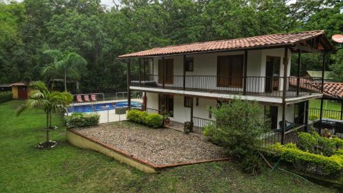 an aerial view of a house with a swimming pool at Hermosa CasaQuinta Con Piscina Privada. in Villeta