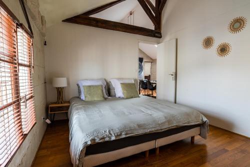 une chambre avec un lit dans une pièce dans l'établissement Grand logement 2 ch hyper-centre calme Wifi, à Saumur