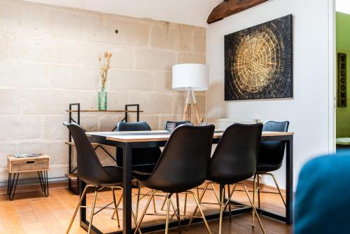 une salle à manger avec une table et des chaises dans l'établissement Grand logement 2 ch hyper-centre calme Wifi, à Saumur