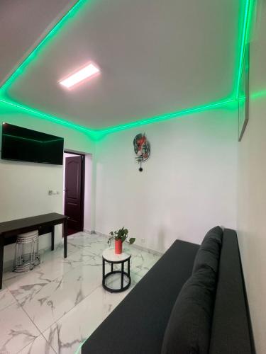 - un salon avec un canapé et un piano dans l'établissement Excellent Appartement Rénové au Cœur de la Capitale, à Paris