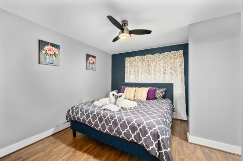 a bedroom with a bed and a ceiling fan at 1-Bedroom Haven in Murworth, Close to Medical Center in Houston