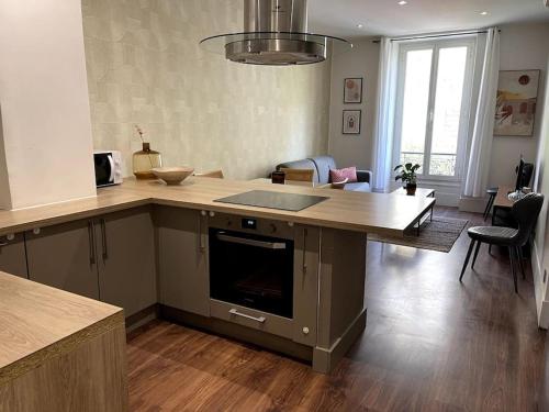 une cuisine avec un comptoir et un salon dans l'établissement Appart T3 Clim Hypercentre, à Nice