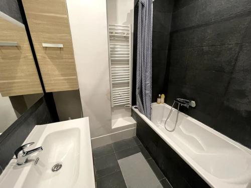 une salle de bain avec un lavabo blanc et une baignoire dans l'établissement Appart T3 Clim Hypercentre, à Nice