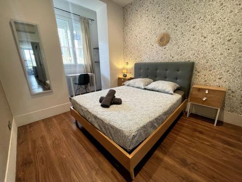 une chambre avec un lit avec un ours en peluche dessus dans l'établissement Appart T3 Clim Hypercentre, à Nice