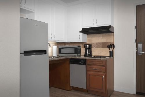 Η κουζίνα ή μικρή κουζίνα στο Staybridge Suites Columbia by IHG