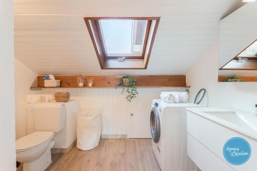 La salle de bains est pourvue de toilettes et d'un lave-linge. dans l'établissement Lescapade Du Col Cozy 2-bedroom Apartment, à Bluffy