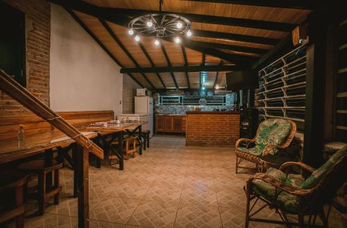a dining room with a table and chairs at Lago 7 Cores in Tapiraí
