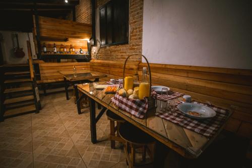 a dining room with a table with food on it at Lago 7 Cores in Tapiraí