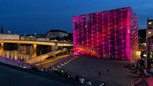 a purple building with people standing in front of it at City Comfort Inn in Linz