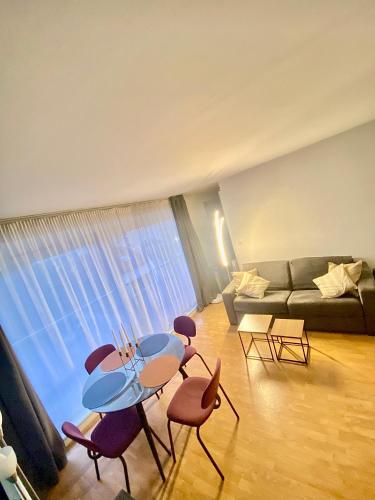 un salon avec une table, des chaises et un canapé dans l'établissement Studio centre ville, à Lille