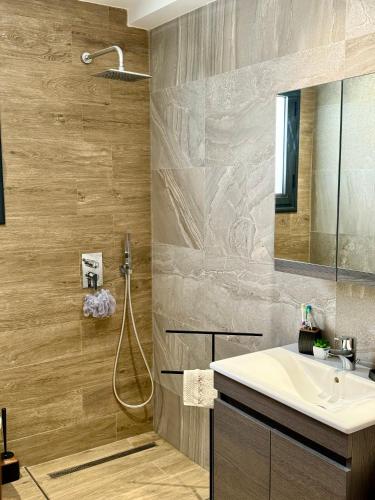 a bathroom with a sink and a mirror at Appart avec piscine commune à Hammamet 5min de la plage in Hammamet Nord