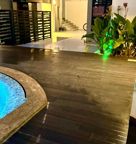 a pool in a house at night with lights at Appart avec piscine commune à Hammamet 5min de la plage in Hammamet Nord