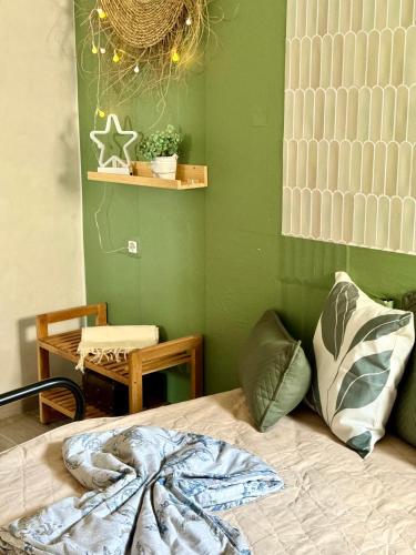 a bedroom with a bed with a green wall at Appart avec piscine commune à Hammamet 5min de la plage in Hammamet Nord