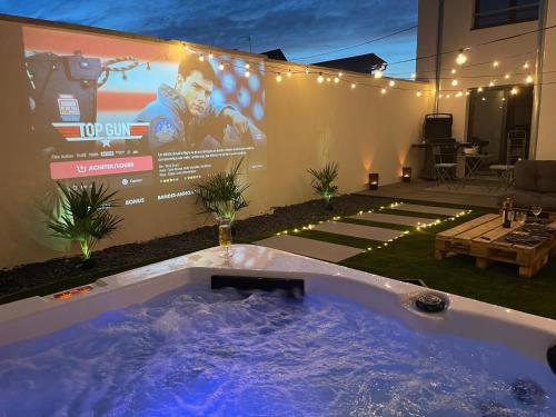 TV a/nebo společenská místnost v ubytování Full House, Jacuzzi, Netflix, 8 pers, free Parking 10' Colmar