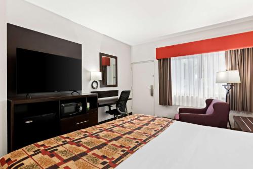 Katil atau katil-katil dalam bilik di Best Western Lake Okeechobee