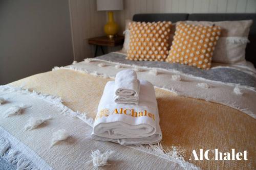 a white towel sitting on top of a bed at Älpha-M - magnifique vue sur le fleuve in Baie-Saint-Paul