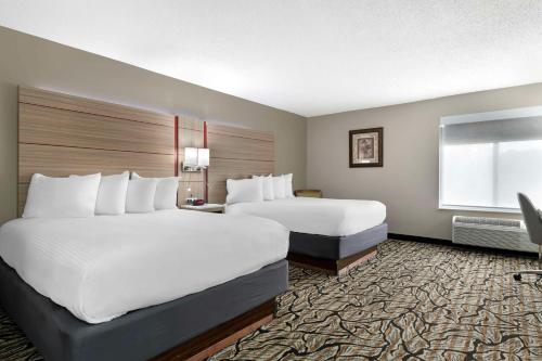 Postel nebo postele na pokoji v ubytování Best Western Plus Albert Lea I-90/I-35 Hotel