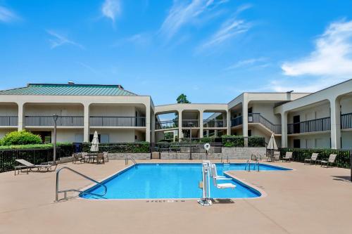 Бассейн в SureStay Plus Hotel by Best Western Southern Pines Pinehurst или поблизости