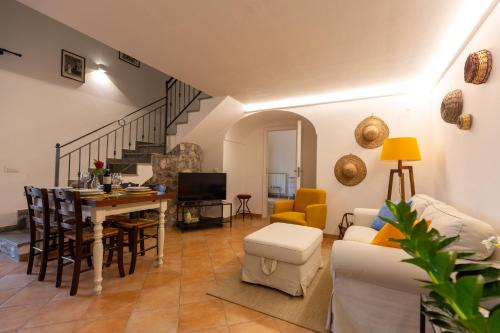 un soggiorno con un divano e un tavolo di Sorrento View Villa a Sorrento