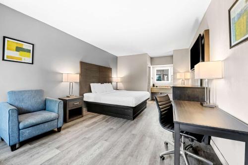 Кровать или кровати в номере SureStay Plus Hotel by Best Western Southern Pines Pinehurst
