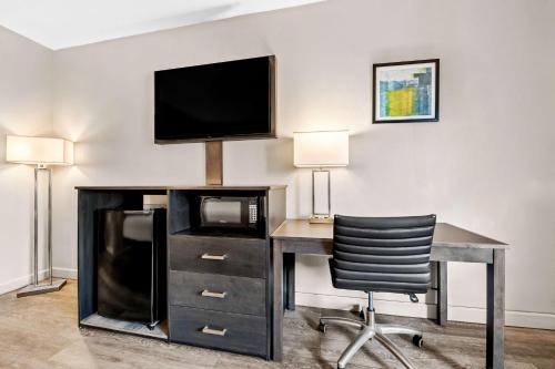 Телевизор и/или развлекательный центр в SureStay Plus Hotel by Best Western Southern Pines Pinehurst
