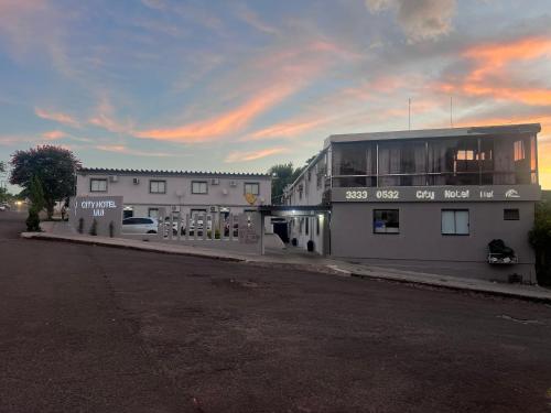 a building on the side of a street at Ciity Hotel ijui in Ijuí