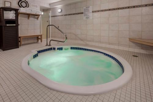 a bath tub with green water in a bathroom at Best Western Plus Baker Street Inn in Nelson