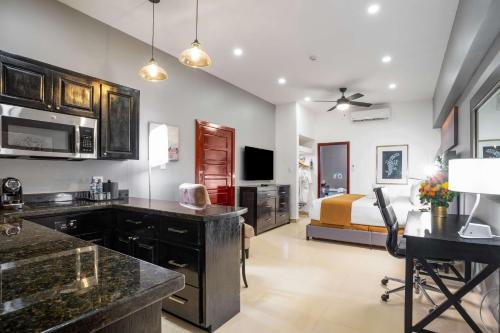 Кухня или мини-кухня в Best Western Plus Belize Biltmore Plaza
