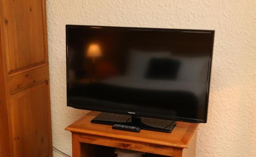a flat screen tv sitting on top of a wooden table at Hôtels Gouverneur Trois-Rivières in Trois-Rivières