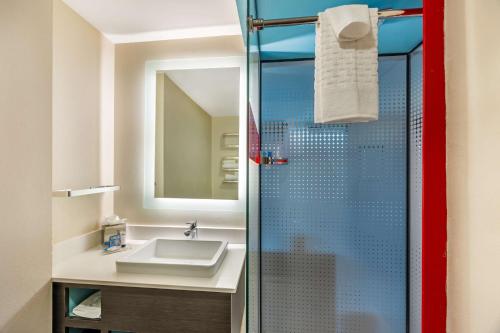 a bathroom with a sink and a shower at Vīb Best Western Springfield in Springfield