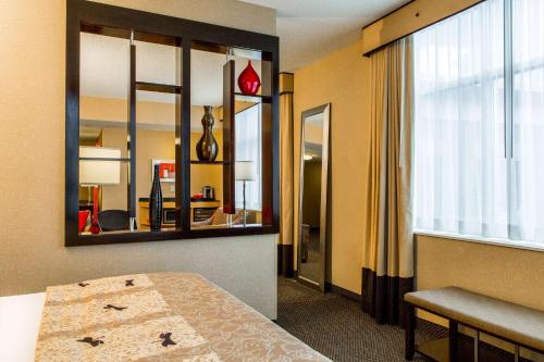 Кровать или кровати в номере Cambria Hotel Raleigh-Durham Airport