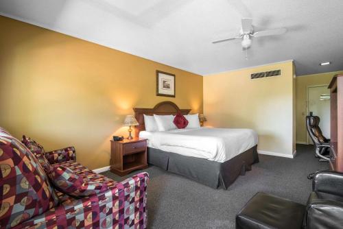 Katil atau katil-katil dalam bilik di TiltonLodge Inn & Suites