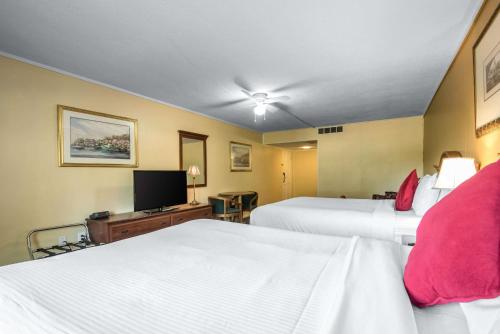 Katil atau katil-katil dalam bilik di TiltonLodge Inn & Suites