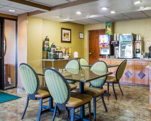a dining room with a table and chairs at Quality Inn Vineland in Vineland
