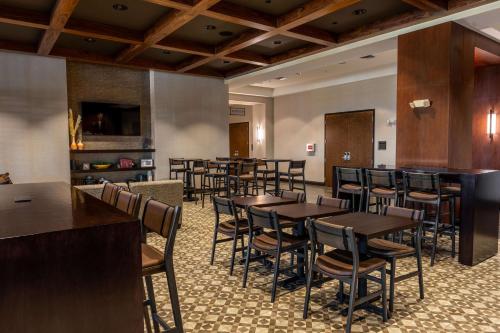 TV a/nebo společenská místnost v ubytování Drury Plaza Hotel Dallas Arlington