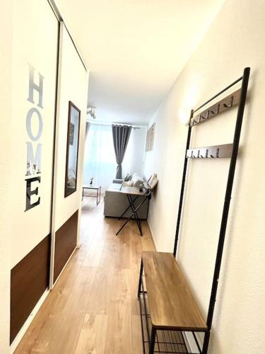 - un couloir avec un banc en bois dans l'établissement Studio cozy - Paris La Défense Arena - Courbevoie, à Courbevoie