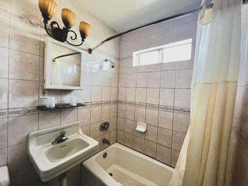 Ένα μπάνιο στο Viking Motel-Ventura