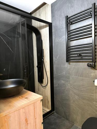 a bathroom with a sink and a shower at Kilometro 22 Luxury in Padrón
