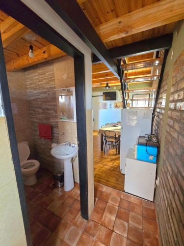 un baño con inodoro y lavabo en Deseo de Montaña, en Maipú