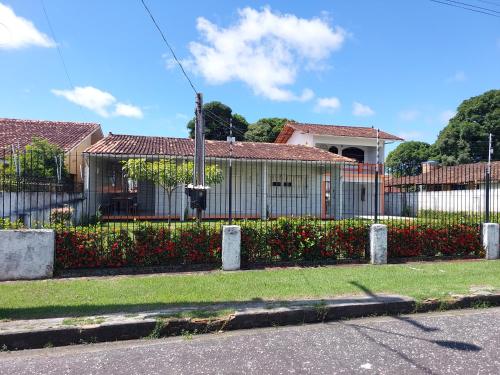 a fence in front of a house at Excelente casa de praia com piscina in Salinópolis