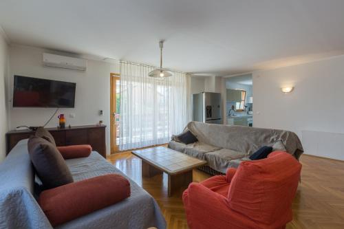 Family-friendly apartments with swimming pool Novigrad - 11242