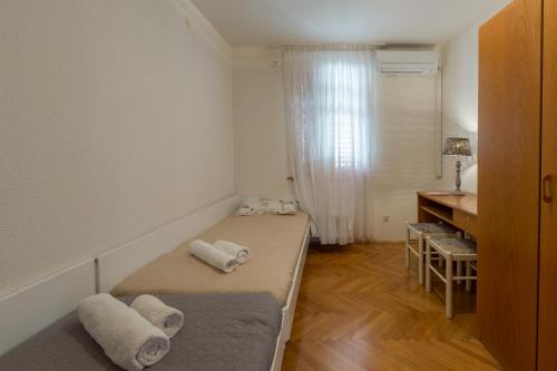 Postel nebo postele na pokoji v ubytování Family-friendly apartments with swimming pool Novigrad - 11242