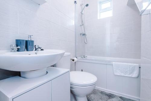 Koupelna v ubytování Spacious 3-Bed home in Manchester by 53 Degrees Property, Ideal for Business & Long-term Stays - Sleeps 9!