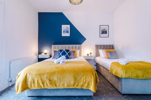 Postel nebo postele na pokoji v ubytování Spacious 3-Bed home in Manchester by 53 Degrees Property, Ideal for Business & Long-term Stays - Sleeps 9!