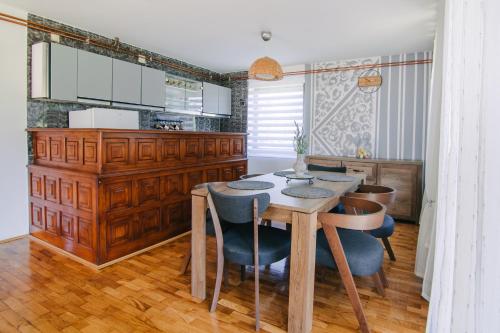una cucina con tavolo e sedie in legno di Family friendly house with a parking space Hreljin Ogulinski, Gorski kotar - 23162 a Ogulin